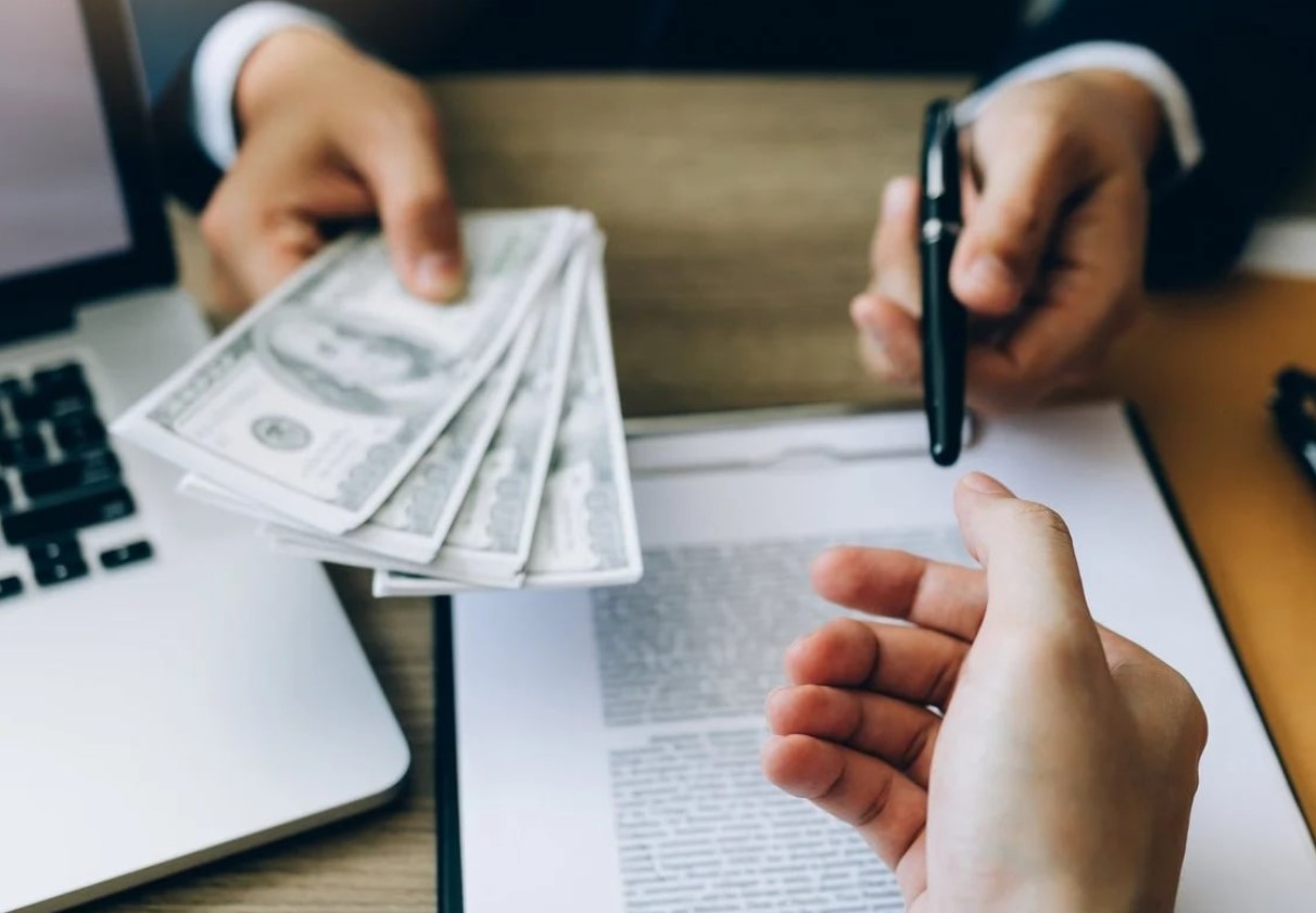 Cara-Pinjam-Uang-Agar-Berhasil-Tips-Mengajukan-Pinjaman-Online-yang-Disetujui